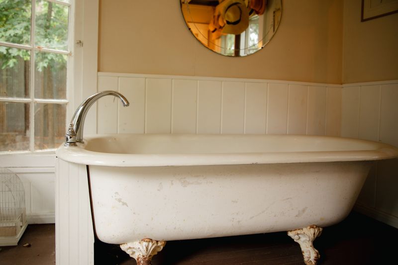 Freestanding Tubs with Clawfoot Design